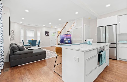 Allston House | Luxe 3BD 2BA apt close to Downtown w Free Parking!