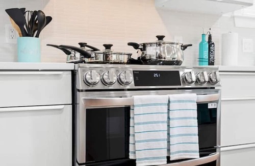 Allston House | Luxe 3BD 2BA apt close to Downtown w Free Parking!