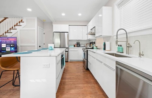 Allston House | Luxe 3BD 2BA apt close to Downtown w Free Parking!