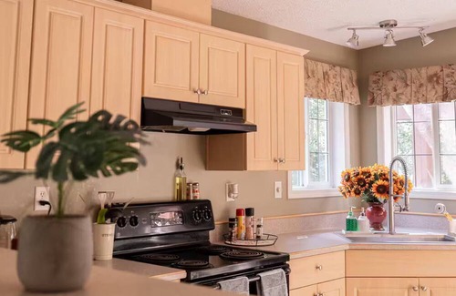 East Kootenay House | Holiday House at Rosen Lake | 30 Mins To Ski Hill