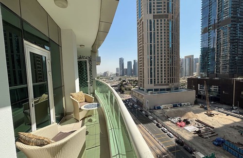 Dubai Media City Apartment | Luxurious 1-Bedroom Apartment in Dubai Marina: Pool, Hot Tub & Workspace