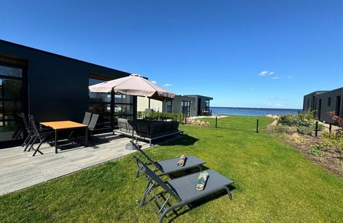 Enkhuizen Ski Chalet | Chalet in Enkhuizen with Swimming Pool