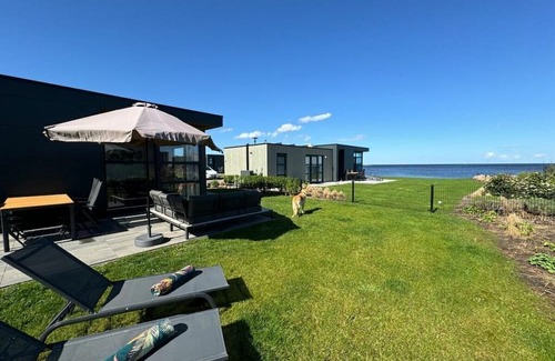 Enkhuizen Ski Chalet | Chalet in Enkhuizen with Swimming Pool