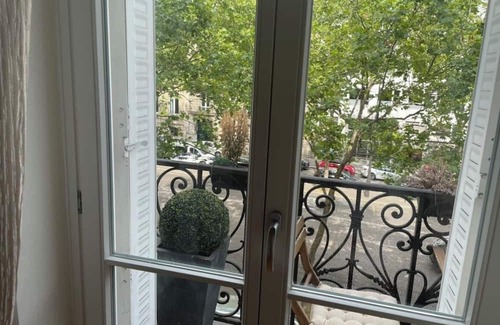 Champs-Elysees Apartment | Champs-Élysées Elegance