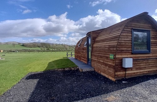 Kirkby Stephen Cabin | Cosy Cabin with Amazing Views and Outdoor Bath Tub