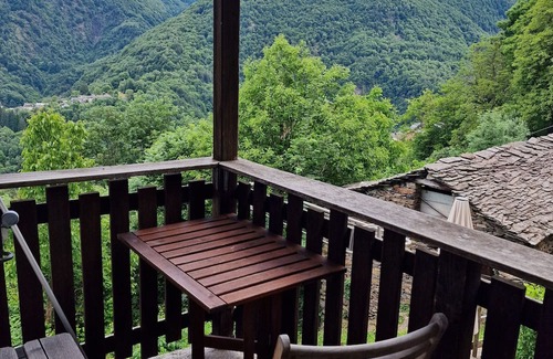 Lunecco House | Holiday Home 'Casa Piccola' with Mountain View, Private Garden and Wi-Fi