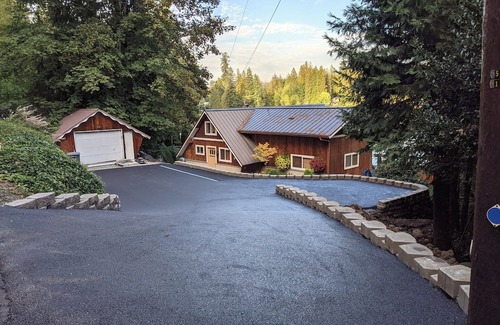 Eatonville House | Experience upscale cabin living at Wolf Lodge our rustic, lakeside retreat!