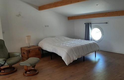 Regusse Apartment | In a private estate, large studio with terrace