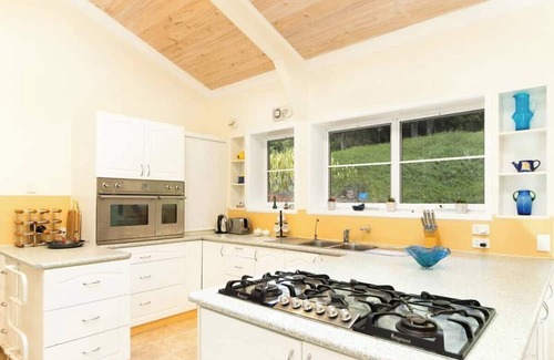 Ravenshoe House | Vine Creek Cottage- private & secluded getaway