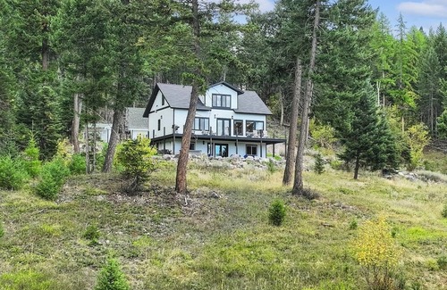 Kalispell House | Idyllic 5BD Montana Home w/private hot tub, fire pit & amazing views! Sleep 8!