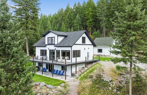 Kalispell House | Idyllic 5BD Montana Home w/private hot tub, fire pit & amazing views! Sleep 8!