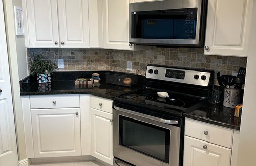 Fort Myers Condo | Winter Paradise in Fort Myers, 2 Bedroom, screened lanai, no hurricane damage