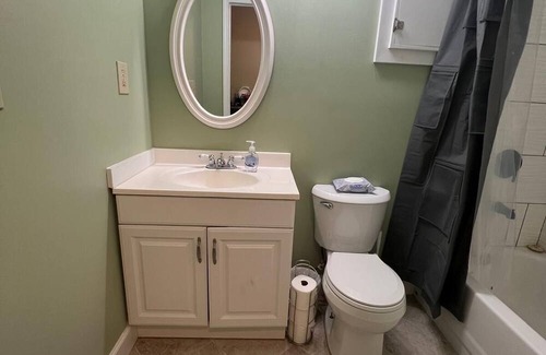 Marietta House | Pit Stop… Private Entrance, Independent & Convenient & Comfy Bedroom!