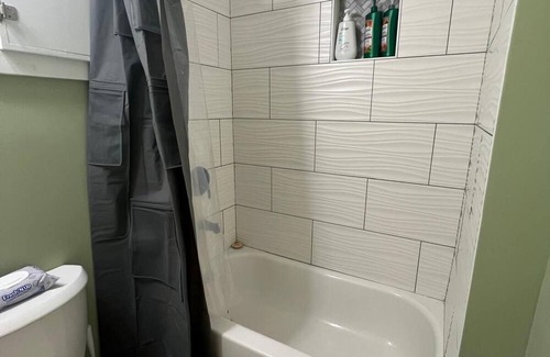 Marietta House | Pit Stop… Private Entrance, Independent & Convenient & Comfy Bedroom!