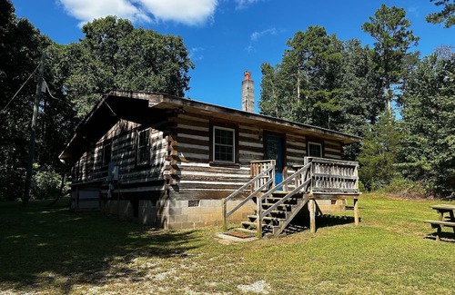 Keysville Cabin | Charming 2-bedroom cabin in Keysville with AC, WiFi