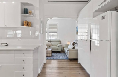 Budgewoi House | Lux Cottage with Spa- Pool Table-Kayaks-EV Charger