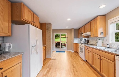 Mercer Island House | Private park in a cozy home next to I-90 huge yard