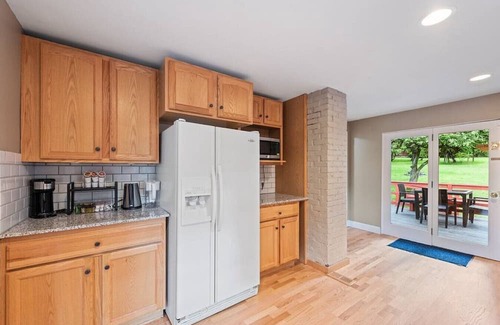Mercer Island House | Private park in a cozy home next to I-90 huge yard