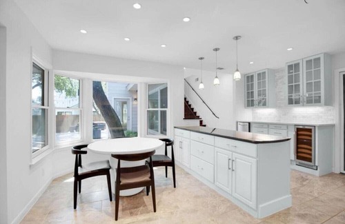 Mesa Oaks House | Domain Deluxe-Spacious 5bd Modern Retreat, Hot Tub
