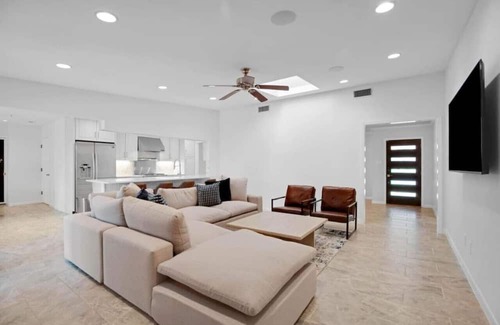 Mesa Oaks House | Domain Deluxe-Spacious 5bd Modern Retreat, Hot Tub