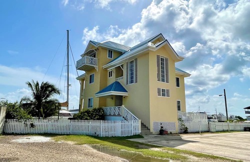 Belize City House | Stunning 1 bedroom apartment on the outskirts of Belize City.