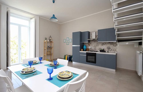 Centro Storico House | Holiday Home 'Appartamento Carolina' with Shared Terrace, Wi-Fi and Air Conditioning