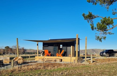 Coal Stream Cabin | Luxury camping/tiny house experience, 5 minutes from Fairlie township