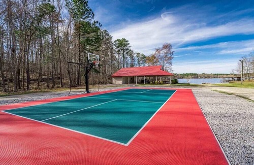 Eatonton House | Spacious 6-Bed Lakefront Retreat 2 King Ensuites, Screened Porch & Amenities