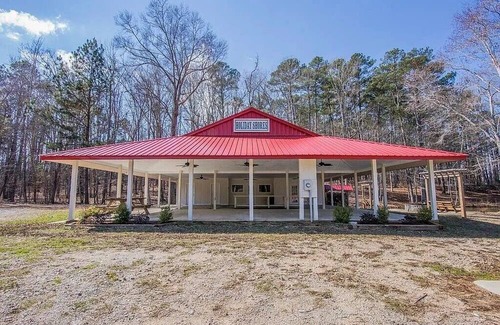 Eatonton House | Spacious 6-Bed Lakefront Retreat 2 King Ensuites, Screened Porch & Amenities