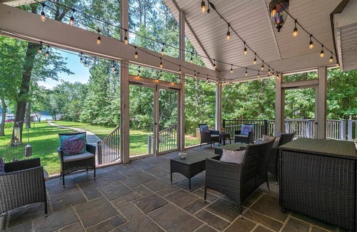 Eatonton House | Spacious 6-Bed Lakefront Retreat 2 King Ensuites, Screened Porch & Amenities