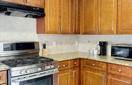 Passaic House | NYC Adjacent Home - Sleeps 9