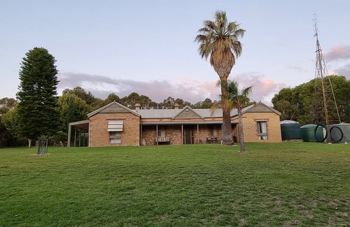 Murbko House | Rivergums Homestead - River Frontage! nWith ski beach and board walk.