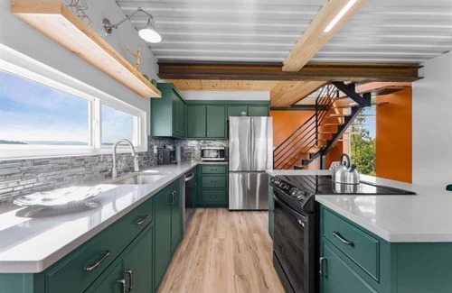 Omaha House | Lux Lake View Roof Deck Star Gazing Hot Tub