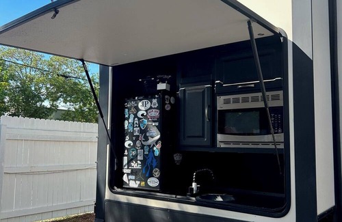 Lexington House | Spacious Luxury RV Glamping Experience @ KHP