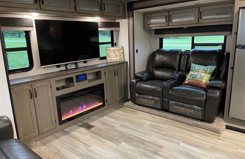 Lexington House | Spacious 2-bedroom Luxury RV w/3BD & Cozy fireplace
