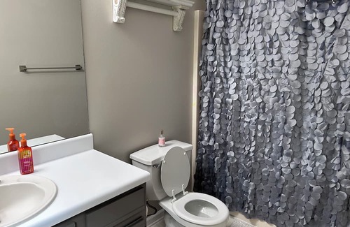 Acworth House | Acworth house walking distance to restaurant and bars
