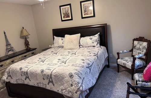 Acworth House | Acworth house walking distance to restaurant and bars