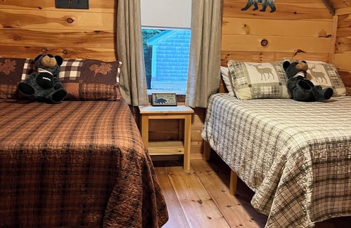 Bingham Cabin | Cozy 1 bedroom cabin with a loft, living space with internet, and a creek!
