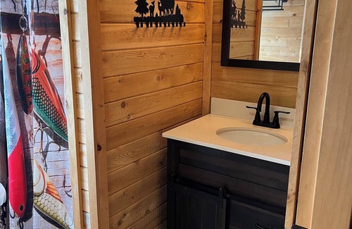 Bingham Cabin | Cozy 1 bedroom cabin with a loft, living space with internet, and a creek!