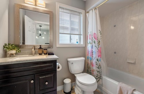 Watertown House | Spacious 5-bedroom house in wonderful Hamilton with fitness room, WiFi .