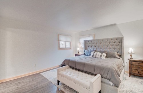 Campbellsport Cabin | NEW LISTING! Lakeview Cottage Retreat | Fire Pit | Grill