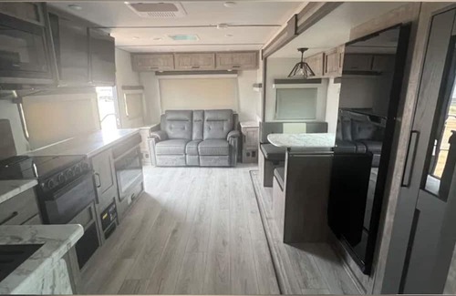Lexington House | Cozy & Spacious Grand Surveyor Glamping Experience