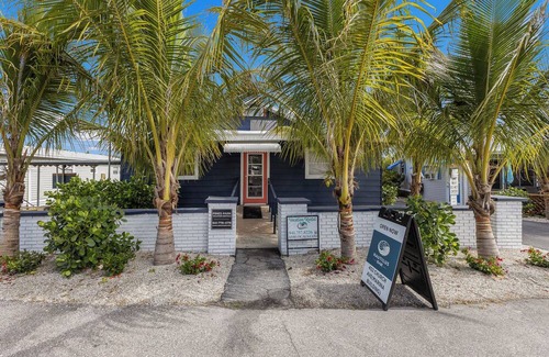Bradenton Beach Cottage | 4 mins to Beach, Community Amenities - One More Day at Pines Park
