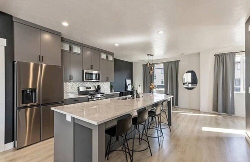 American Fork House | New! Onyx Oasis | 2 Car Garage | TV | Central
