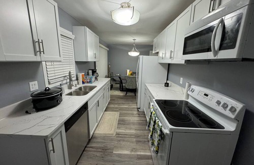Brooklyn Park House | Spacious 5-Bedroom Retreat with Finished Basement - 18 Miles from the City