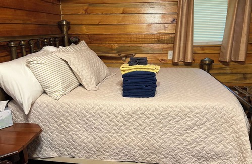 Yulee Cabin | Cozy 200 ft tiny house with WiFi, AC, located in nature and close to so much.