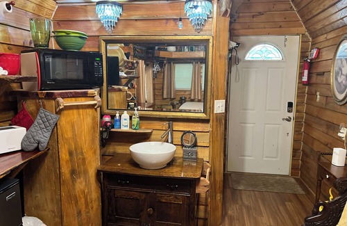 Yulee Cabin | Cozy 200 ft tiny house with WiFi, AC, located in nature and close to so much.