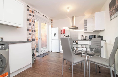 Brierley Hill House | Spacious Two-Bedroom House with garden and parking