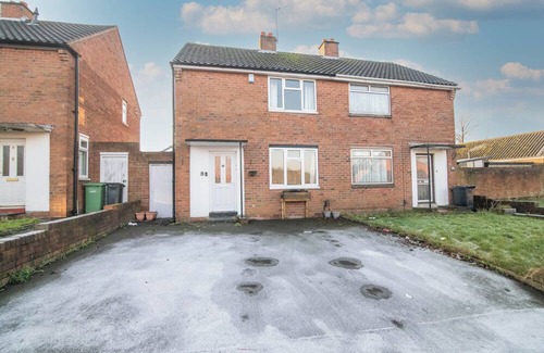 Brierley Hill House | Spacious Two-Bedroom House with garden and parking