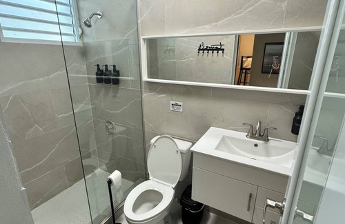 Sabana Llana Norte House | lovely 3 bedroom 2 bathroom house CLOSE TO EVERYTHING with AC WiFi TV & balcony